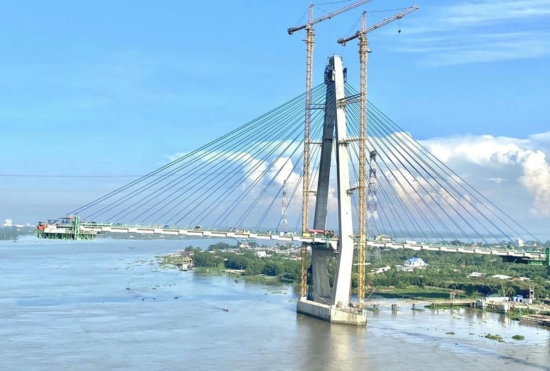 Cầu Vĩnh Long nối liền hai bờ sông Tiền rộng lớn