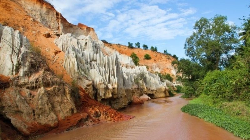 Màu sắc Suối Tiên rực rỡ giữa nắng vàng cát đỏ