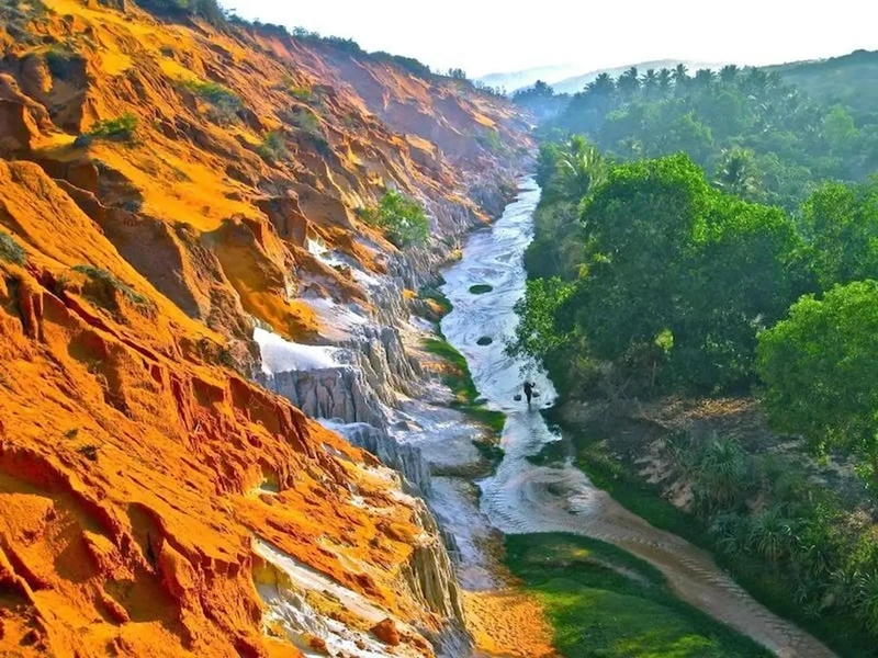 Cảnh Suối Tiên Mũi Né độc đáo giữa đồi cát