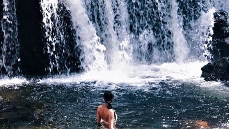 Thác nước Suối Tranh tung bọt trắng xóa