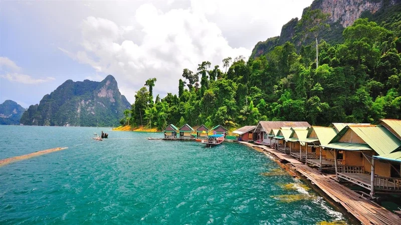 Bãi biển Surat Thani thu hút mọi du khách