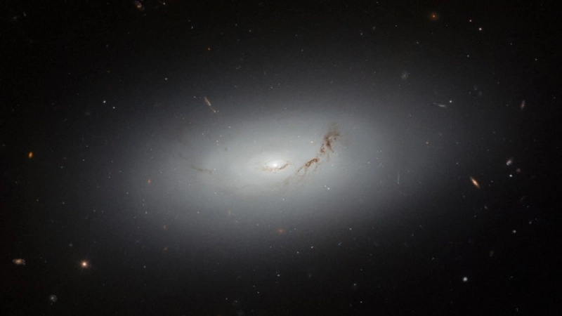 Thiên hà thấu kính (Lenticular Galaxy)