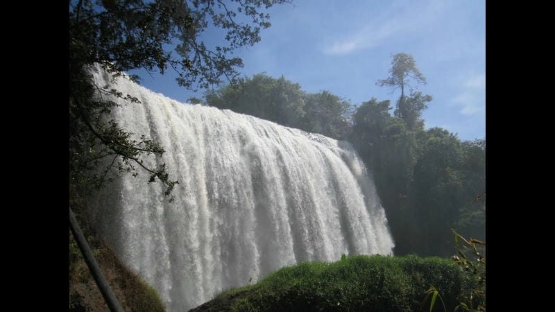 Dòng thác trắng xóa tại Thác Pongour Lâm Đồng mùa mưa