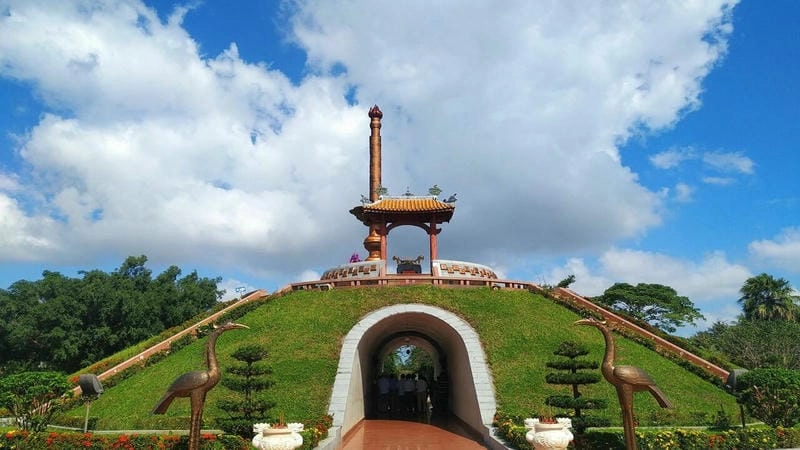 Thành cổ Quảng Trị dưới ánh chiều vàng mang vẻ đẹp trầm mặc