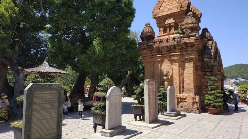 Bình yên Tháp Bà Ponagar giữa lòng phố biển