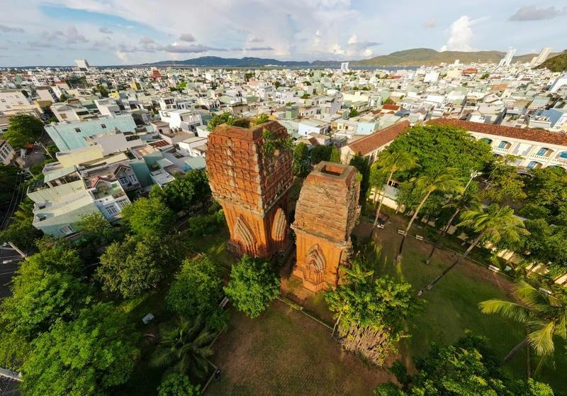 Vẻ cổ kính Tháp Đôi Quy Nhơn giữa lòng thành phố