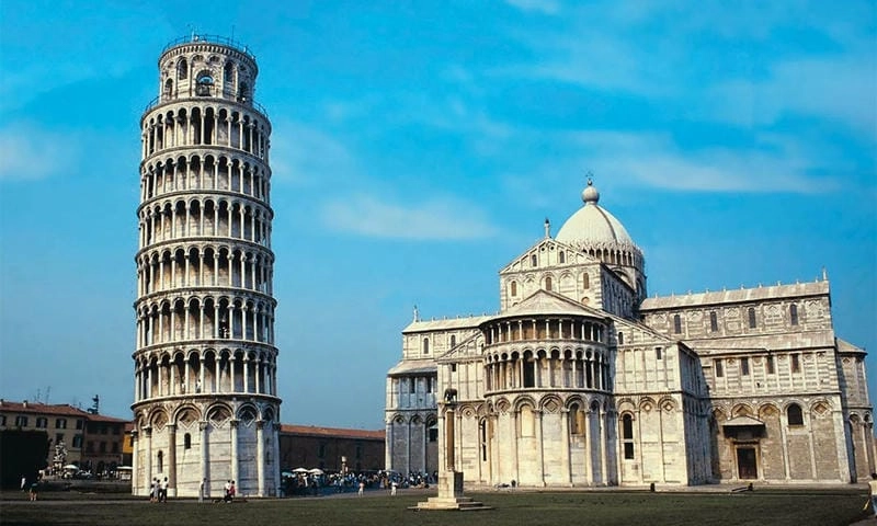 Tháp Pisa từ xa cảnh quan thơ mộng