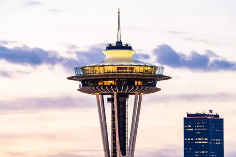 Seattle Municipal Tower ban ngày sáng rõ