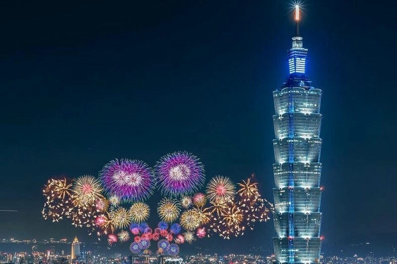 Ánh sáng Taipei 101 nổi bật giữa đêm