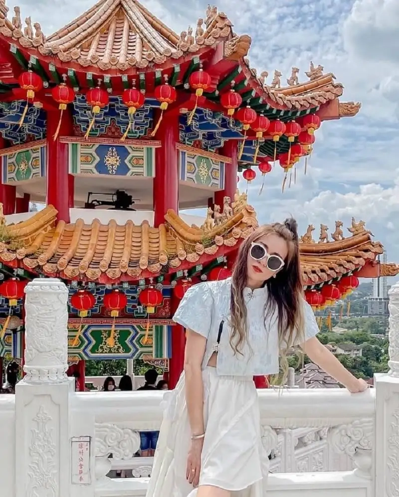 Thưởng thức Tháp Thiên Hậu và mái ngói Chùa Bà Thiên Hậu