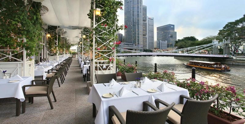 Fullerton Hotel ban ngày hiện lên thanh lịch giữa trung tâm thành phố nhộn nhịp