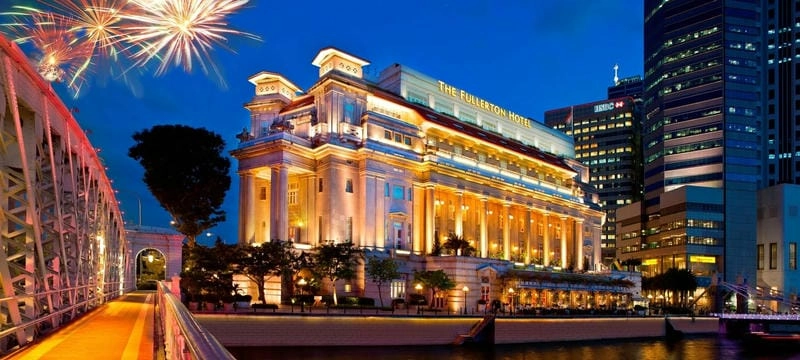Ảnh The Fullerton Hotel Singapore với kiến trúc biểu tượng bên sông Singapore