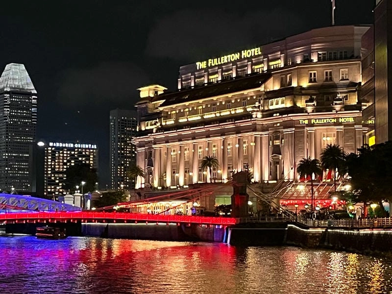 The Fullerton Hotel về đêm rực rỡ ánh đèn lung linh bên bờ sông Singapore