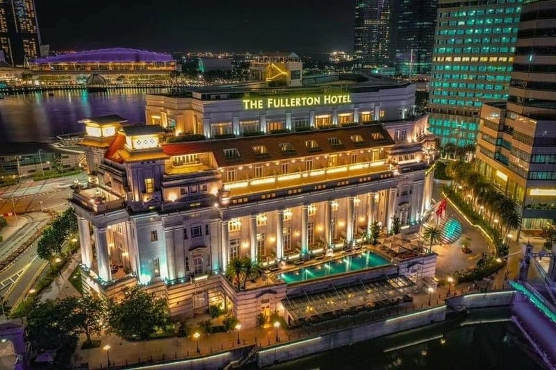 View từ The Fullerton Hotel bao quát toàn cảnh vịnh Marina và trung tâm thành phố