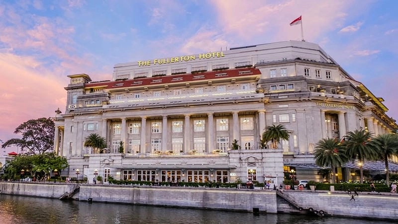 Cảnh quan The Fullerton Hotel hài hòa giữa di sản lịch sử và hiện đại thành phố