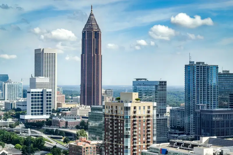 Đỉnh Bank of America Plaza phát sáng nổi bật cả ngày lẫn đêm