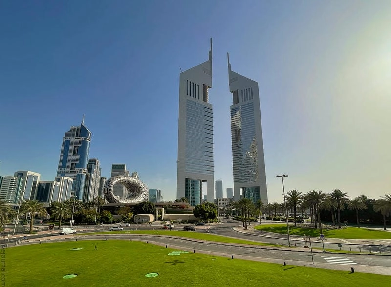 Ngắm Emirates Towers ánh sáng ban ngày rực rỡ và hiện đại