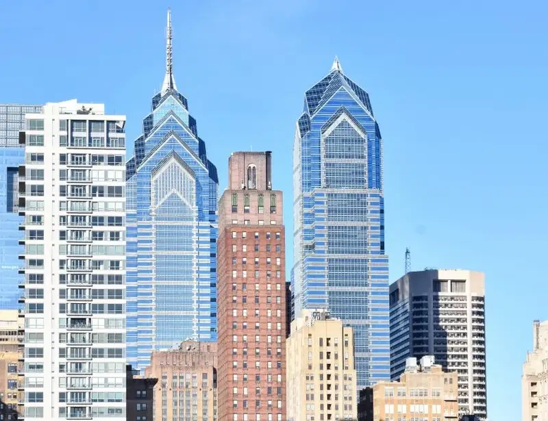 Ngắm ánh sáng One Liberty Place rực rỡ khi màn đêm buông