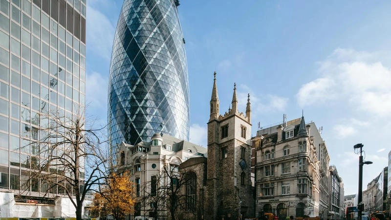 The Gherkin về đêm rực rỡ ánh sáng giữa thành phố London