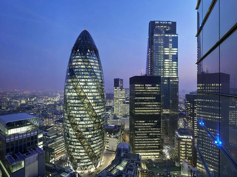 Hình ảnh The Gherkin bên ngoài đẹp nổi bật giữa khu tài chính London