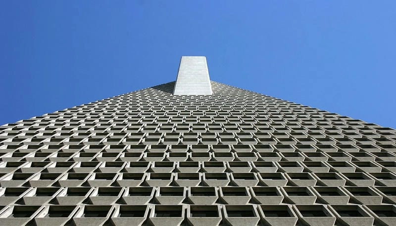 Ngắm nhìn Đỉnh Transamerica Pyramid cao vút giữa bầu trời xanh