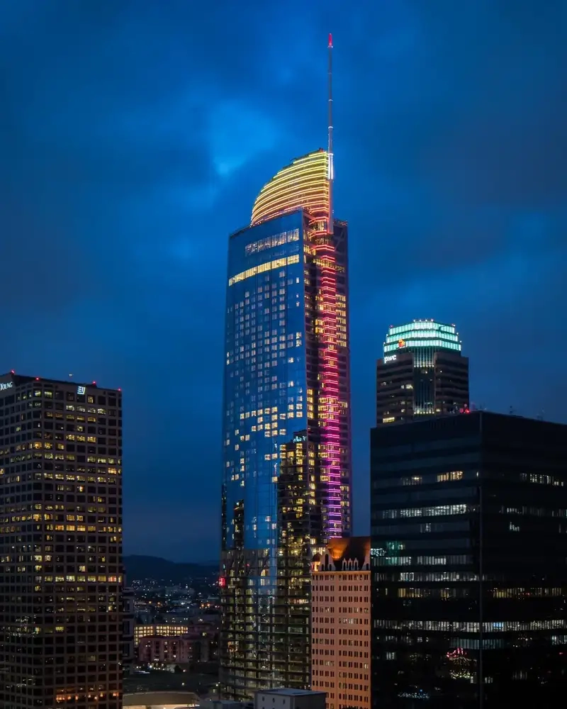 Ngắm nhìn đỉnh Wilshire Grand Center cao vút giữa trời xanh