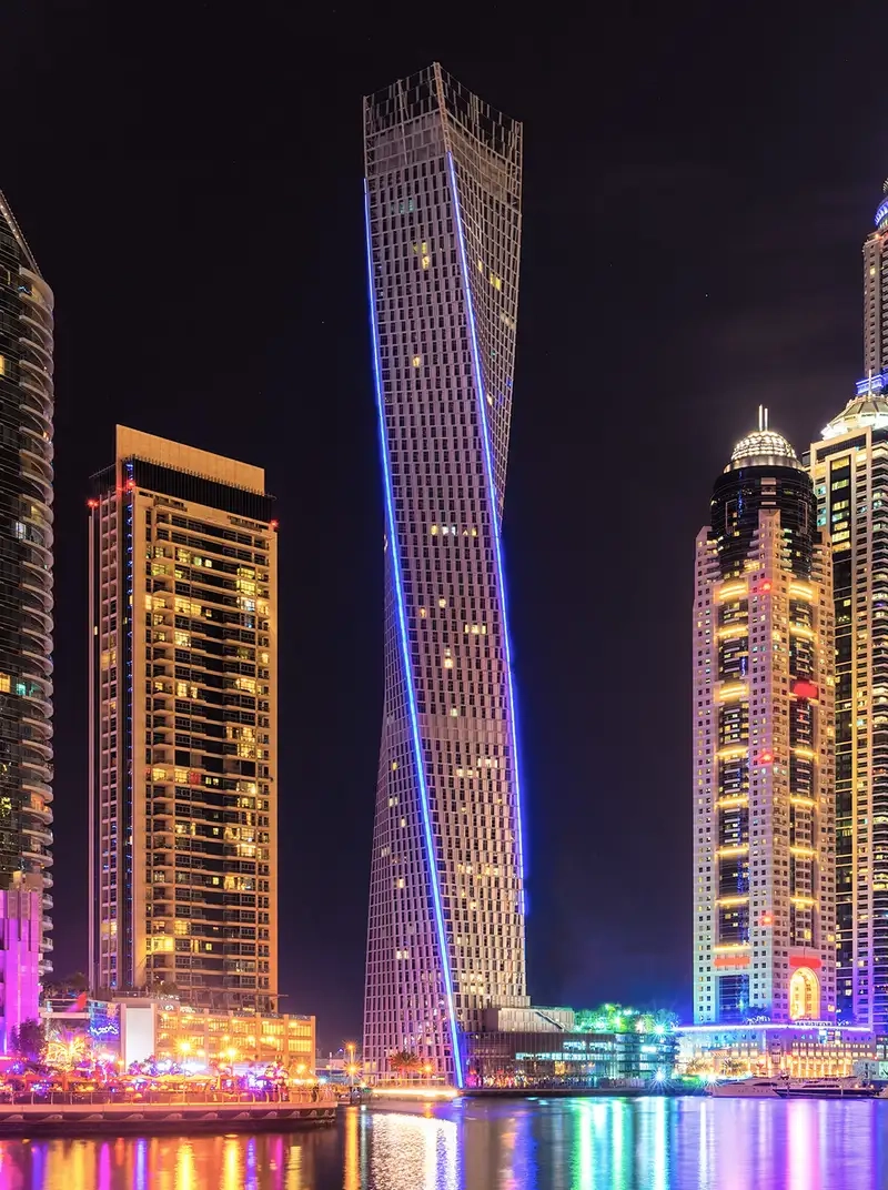 Vẻ đẹp Tòa nhà xoắn ốc Cayan Tower ban đêm