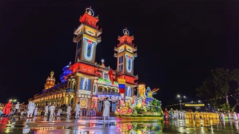 Cảnh quan Tòa Thánh Cao Đài rộng lớn, uy nghi