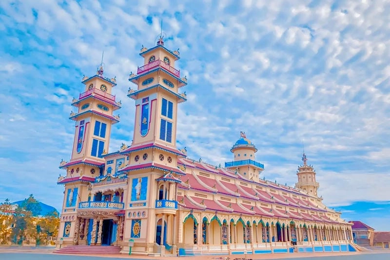 Tòa thánh Cao Đài Tây Ninh với kiến trúc độc đáo và rực rỡ