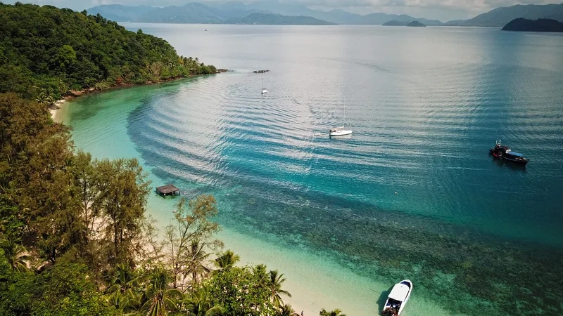 Cảnh biển yên ả trong buổi sáng sớm Trat