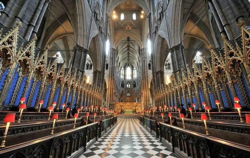 Cửa sổ kính màu Tu viện Westminster rực rỡ ánh sáng