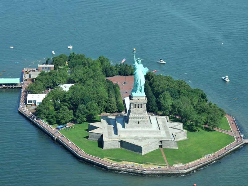 Cảnh quan xung quanh Tượng Nữ thần Tự do với thành phố New York phía sau