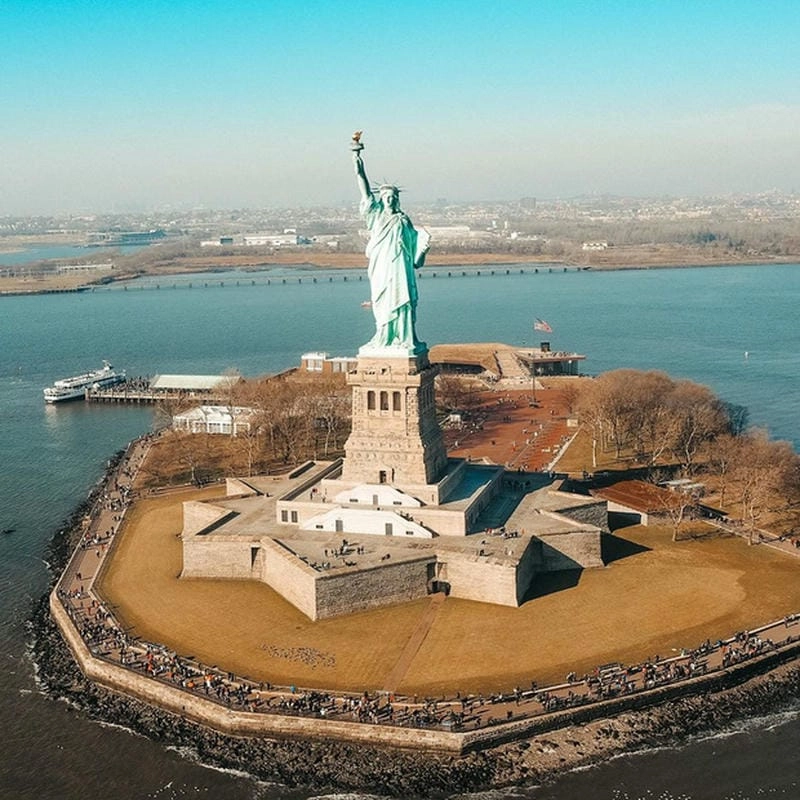 Hình ảnh Tượng Nữ thần Tự do hùng vĩ nhìn từ xa giữa biển xanh