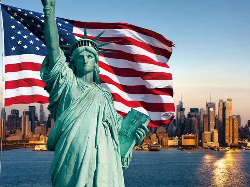 Tượng Nữ thần Tự do rực rỡ trong ánh sáng vàng rực lúc hoàng hôn