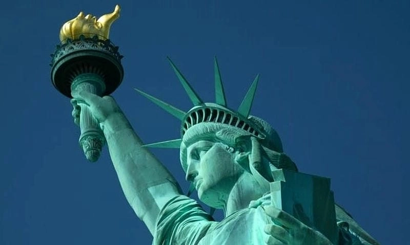 Tượng Nữ thần Tự do – biểu tượng tự do và hòa bình nổi tiếng của Mỹ