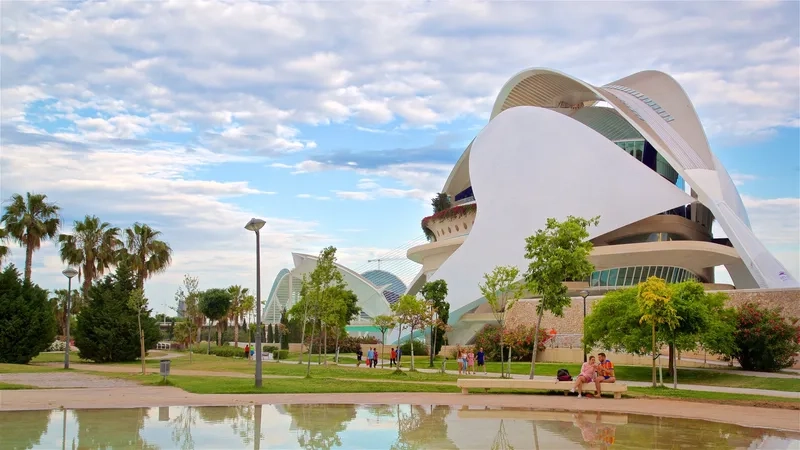 Nắng vàng trải dài khắp thành phố Valencia