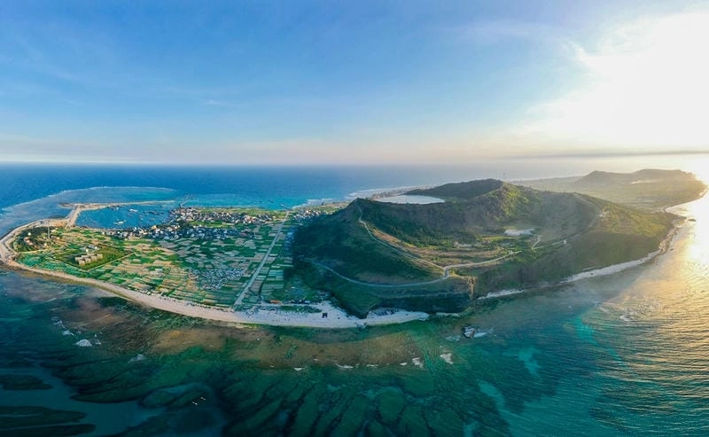 Vẻ đẹp Lý Sơn - Biển xanh và núi lửa thơ mộng