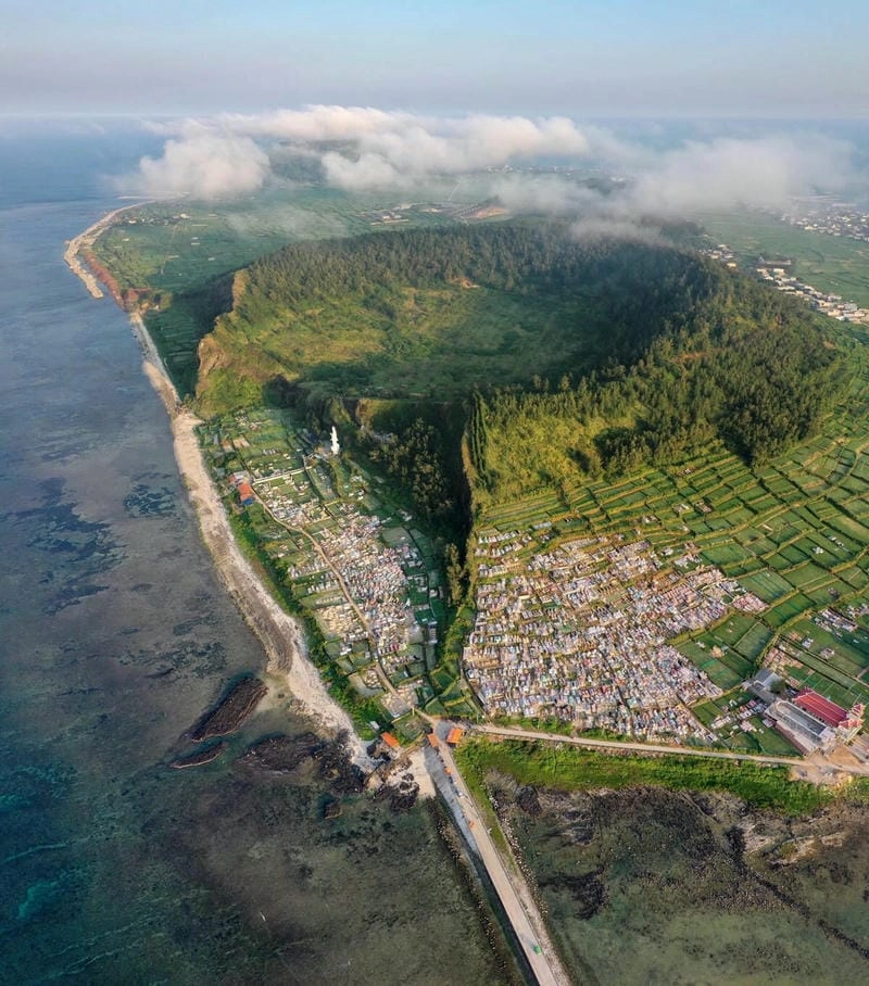 Vẻ đẹp Lý Sơn trong ánh hoàng hôn rực rỡ