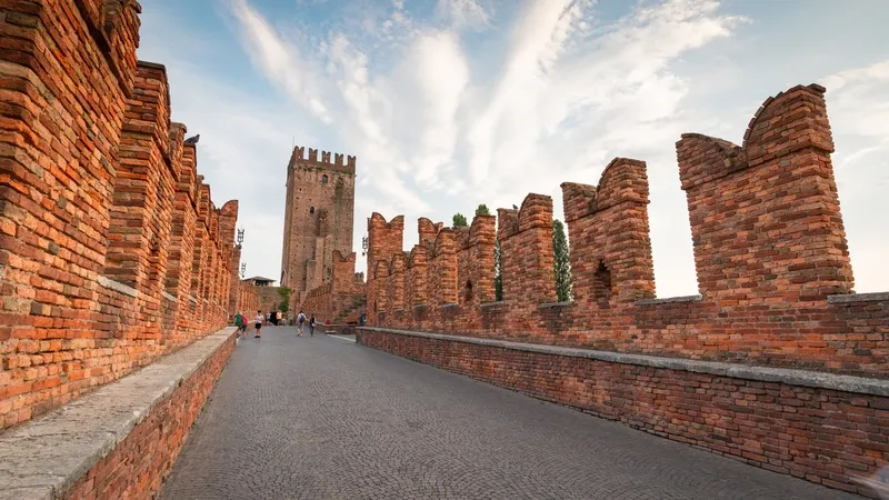 Khám phá vẻ đẹp cổ kính của Verona trong ánh nắng