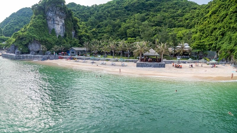 Thư giãn tại Villa biển Cát Bà bên hồ bơi villa Cát Bà sang trọng