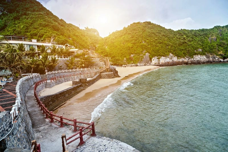 Ngắm hoàng hôn ấn tượng tại Villa biển Cát Bà thơ mộng