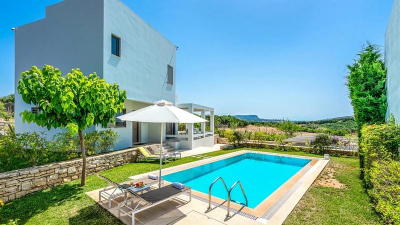 Thả mình trong hồ bơi villa Côn Đảo hướng biển