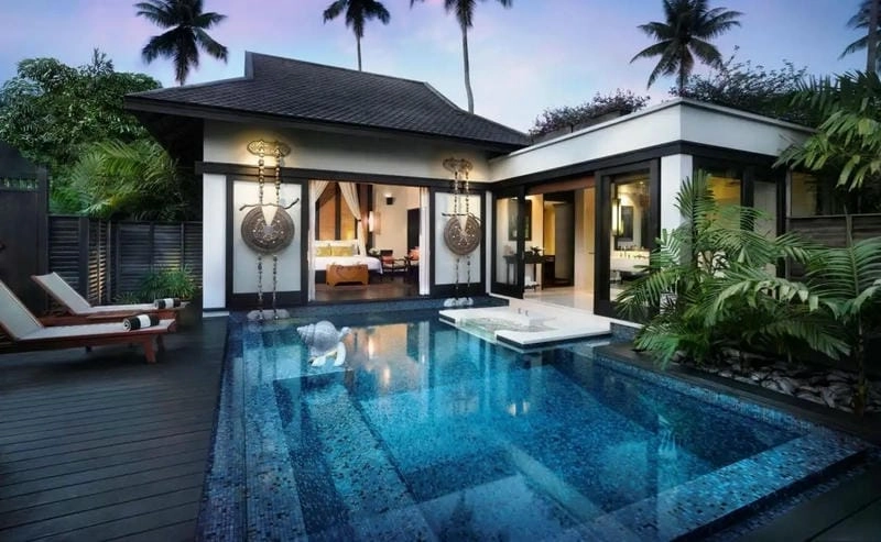 Ngắm sóng vỗ từ ban công villa biển Lý Sơn