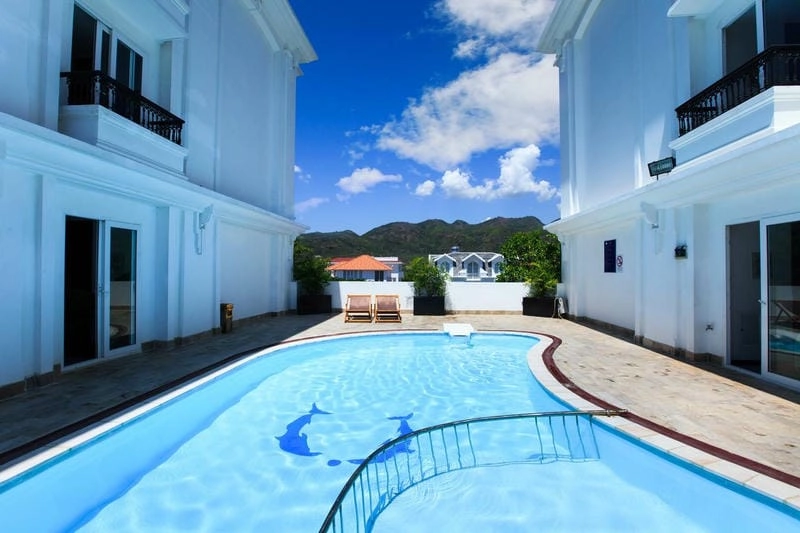 Thư giãn bên hồ bơi villa Nha Trang tại Villa biển Nha Trang