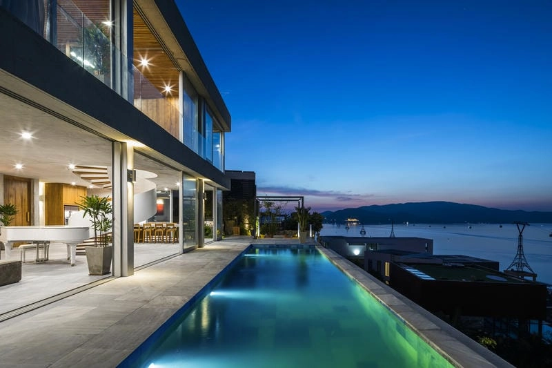 Ngắm cảnh biển từ ban công villa biển tại Villa biển Nha Trang