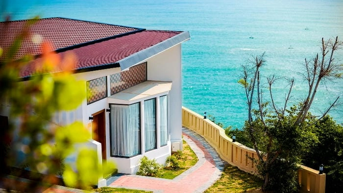 Hòa mình vào sóng biển Quy Nhơn ngay cạnh villa nghỉ dưỡng thơ mộng