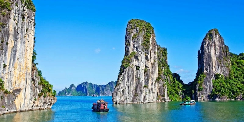 Cảnh Vịnh Hạ Long hùng vĩ trong ánh nắng ban mai