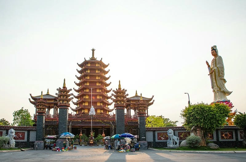 Du khách tận hưởng chuyến du lịch Vĩnh Long mùa trái chín