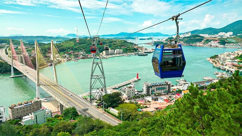 Yeosu là nơi biển xanh và núi hòa quyện tuyệt đẹp
