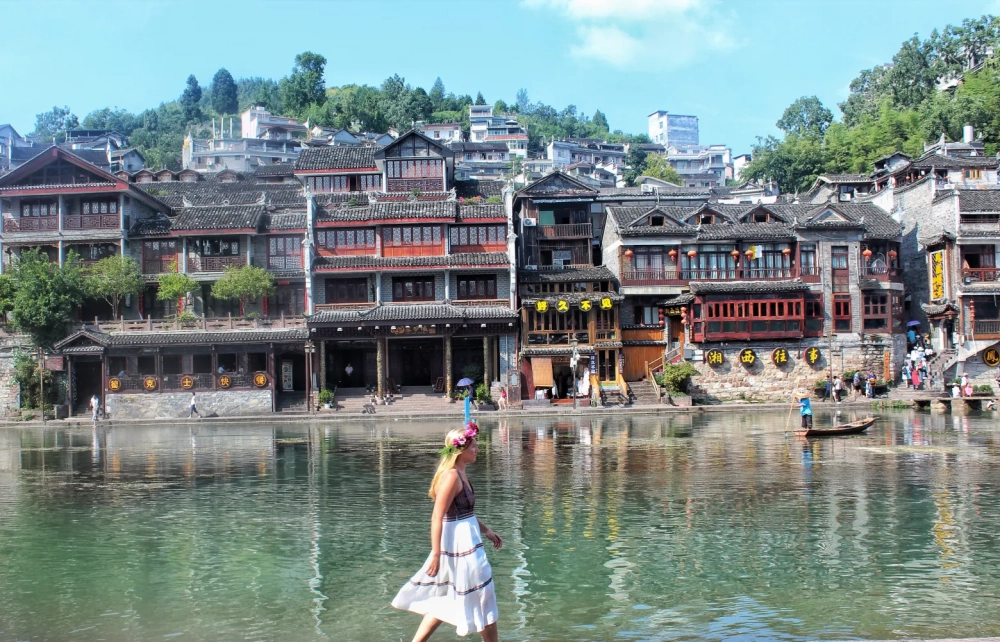 Phượng Hoàng cổ trấn hiện lên giữa núi sông